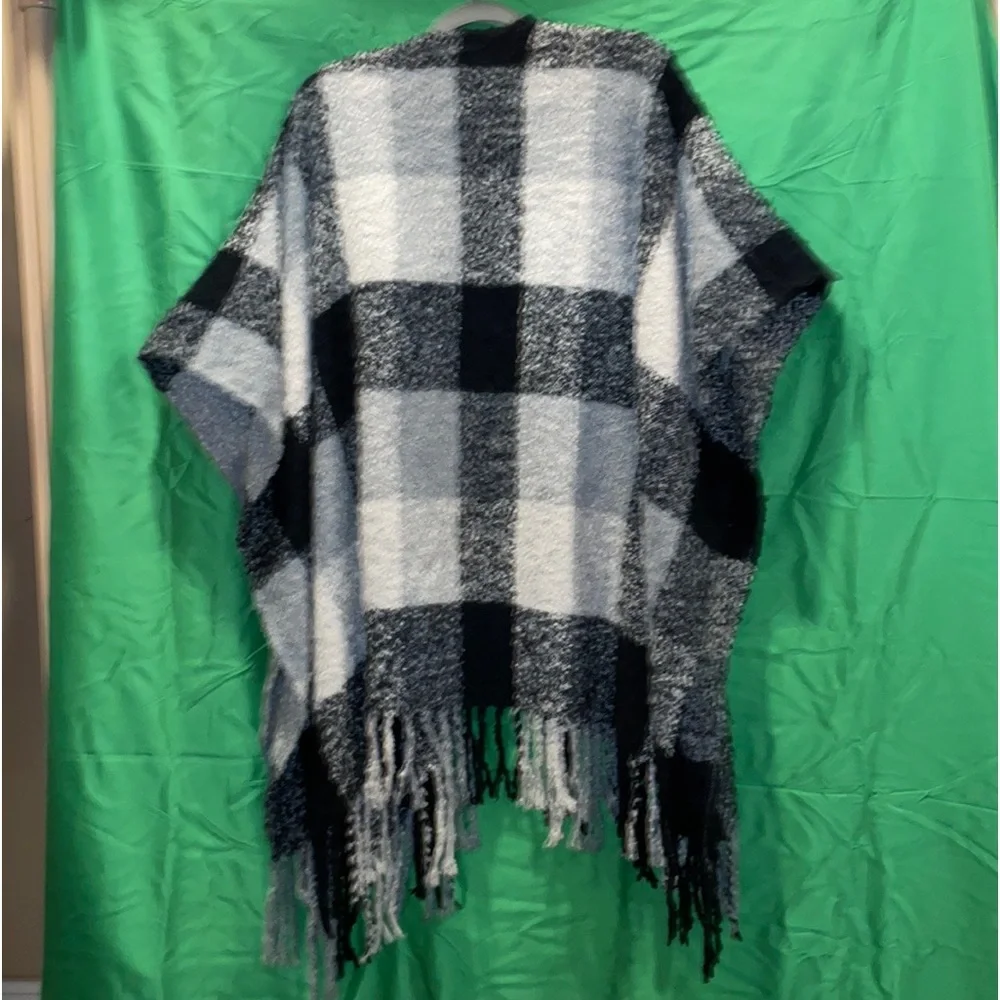 WOOLRICH  OS TALL SWEATER SERAPE CAPE Plaids of Black and Grays Long Fringe @Hem - Picture 5 of 12